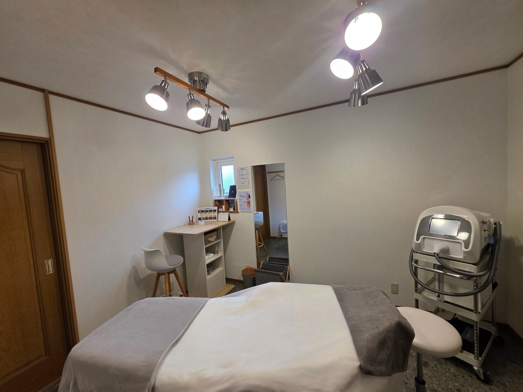 館山のメンズ脱毛サロンの施術室 清潔で落ち着いた完全個室の空間